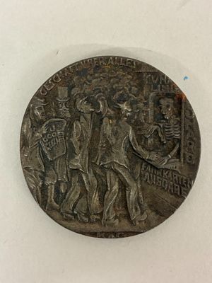 une image représentant une médaille posée sur une surface blanche
