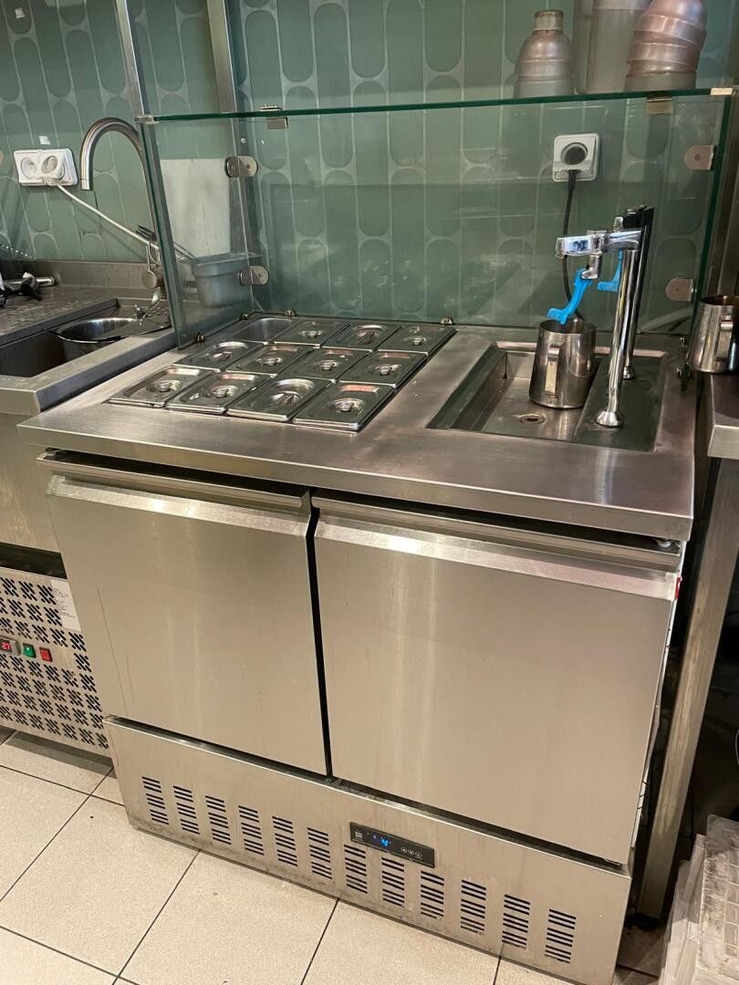 Tour réfrigéré inox deux portes avec petite saladette intégr…