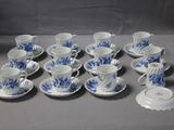 un grand nombre de tasses et de soucoupes sur une table