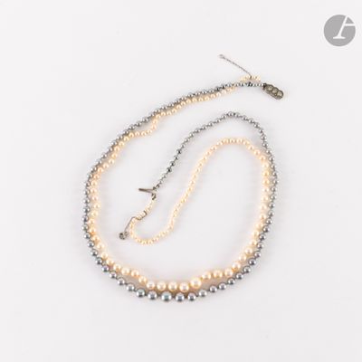 ensemble collier et bracelet avec des perles sur fond blanc