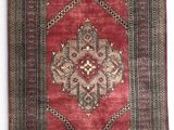 un tapis rouge orné d'un médaillon
