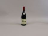 une bouteille de vin à côté d'une bouteille de vin