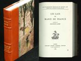 deux livres posés l'un à côté de l'autre sur une table