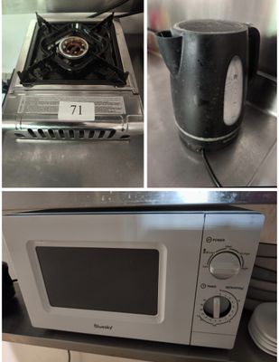 quatre photos d'un micro-ondes et d'une bouilloire posés sur le plan de travail