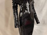 une robe noire à paillettes sur un mannequin, un mannequin, un mannequin, un mannequin, un mannequin, un mannequin, un mannequin, un mannequin