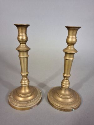 paire de chandeliers anciens en laiton sur fond blanc