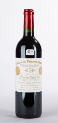 une bouteille de vin posée sur une table