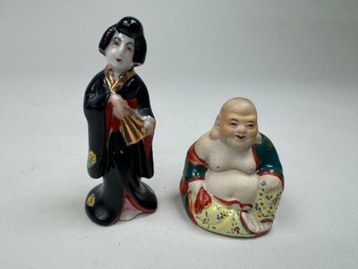 deux figurines représentant un homme et une femme assis sur une chaise