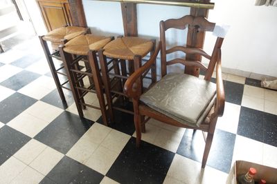 beaucoup de chaises et une table dans une pièce