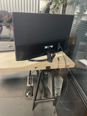 un bureau sur lequel se trouvent un écran, un clavier, une souris et d'autres éléments