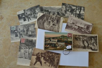 beaucoup de vieilles photos posées sur une table, accompagnées d'une étiquette