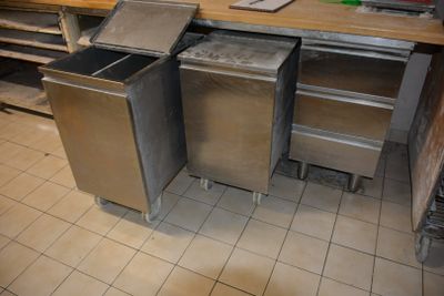 deux poubelles au milieu d'une cuisine