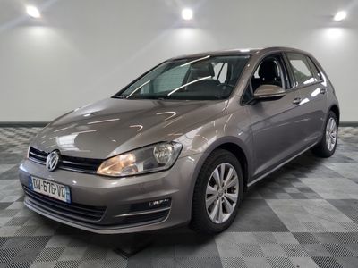 La Volkswagen Golf est garée sur un sol à damier dans un garage