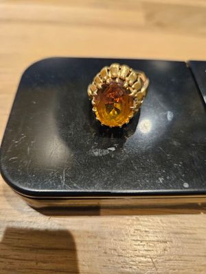 une bague posée sur un téléphone portable