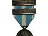 une médaille d'argent entourée d'un ruban bleu