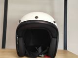 un casque posé sur une étagère