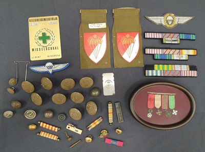 de nombreux objets militaires posés sur une table