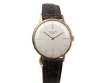 gros plan d'une montre sur fond blanc avec un bracelet noir