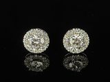 une paire de boucles d'oreilles en diamant posées sur une surface noire