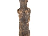 un gros plan d'une statue posée sur un socle noir, sur fond blanc