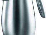 une cafetière en argent avec un couvercle, sur fond blanc