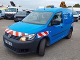 une camionnette bleue garée dans un parking