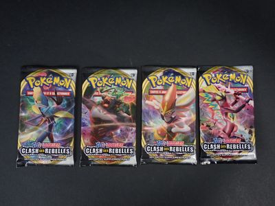 trois paquets de cartes à collectionner Pokémon posés sur une surface noire
