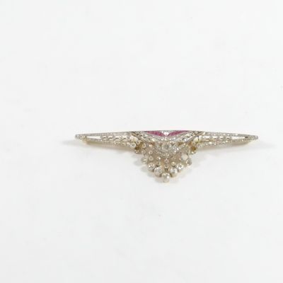 gros plan d'une bague en diamant sur une surface blanche