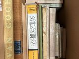 une boîte pleine de livres posée sur une table