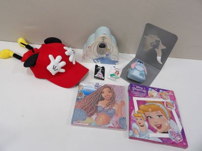 de nombreux objets posés sur une table blanche