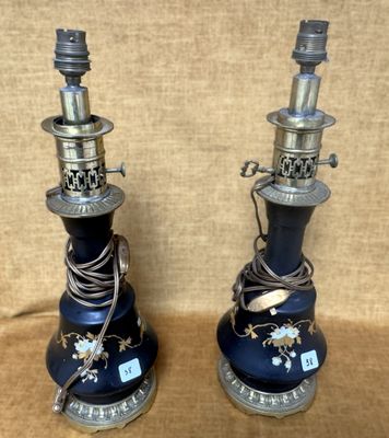 une paire de vases bleus et argentés posés sur une table, sur fond marron