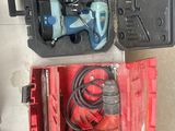 deux outils qui se trouvent dans une boîte rouge