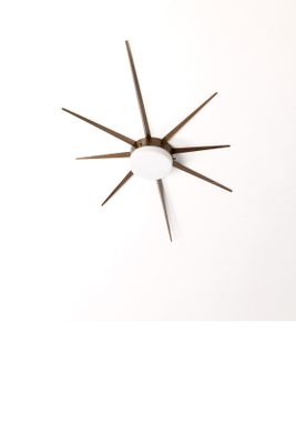 une horloge accrochée au mur de la pièce
