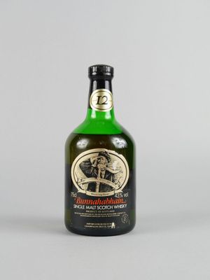 une bouteille de whisky sur laquelle figure le visage d'un homme