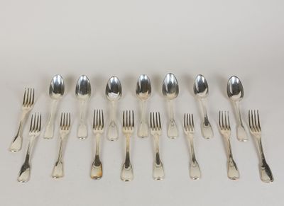 six fourchettes et six cuillères sont disposées en rangée sur une surface blanche
