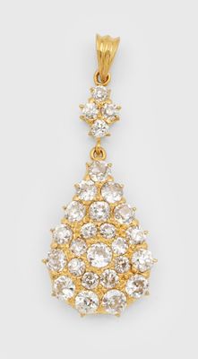 une photo d'un pendentif en or et diamants