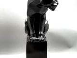 statue d'un chat noir assis sur un bloc noir