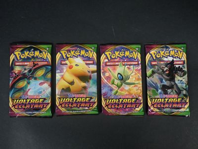 trois paquets de cartes à collectionner Pokémon posés sur une table