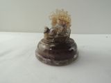une figurine posée sur une table