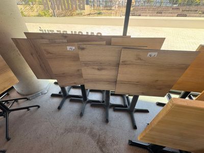 plusieurs chaises et tables dans une pièce dotée d'une grande fenêtre
