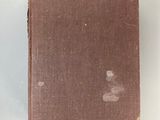 un vieux livre posé sur une table blanche