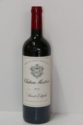 une bouteille de vin posée sur une table
