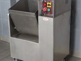 une machine posée sur le sol d'une pièce