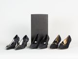 trois paires de chaussures en cuir noir, avec une boîte en arrière-plan