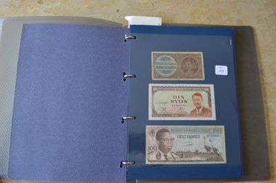 Un classeur de 41 billets de divers pays, bon état