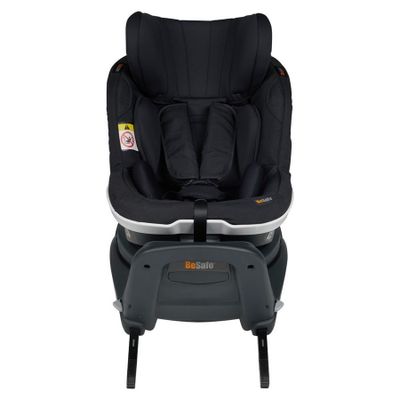 Le siège auto pour bébé est noir et dispose d'une base blanche.