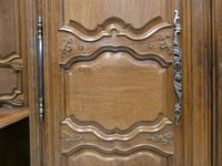Armoire en chêne mouluré et sculpté de fleurs stylisées, ave… (photo 2)