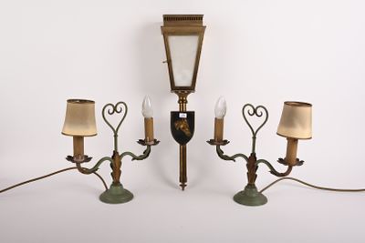 trois lampes fixées au mur