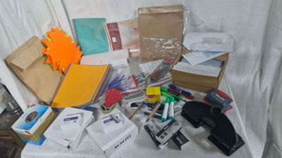 une table sur laquelle se trouvent de nombreuses fournitures de bureau
