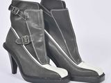 bottines en cuir gris et blanc avec des boucles sur le côté